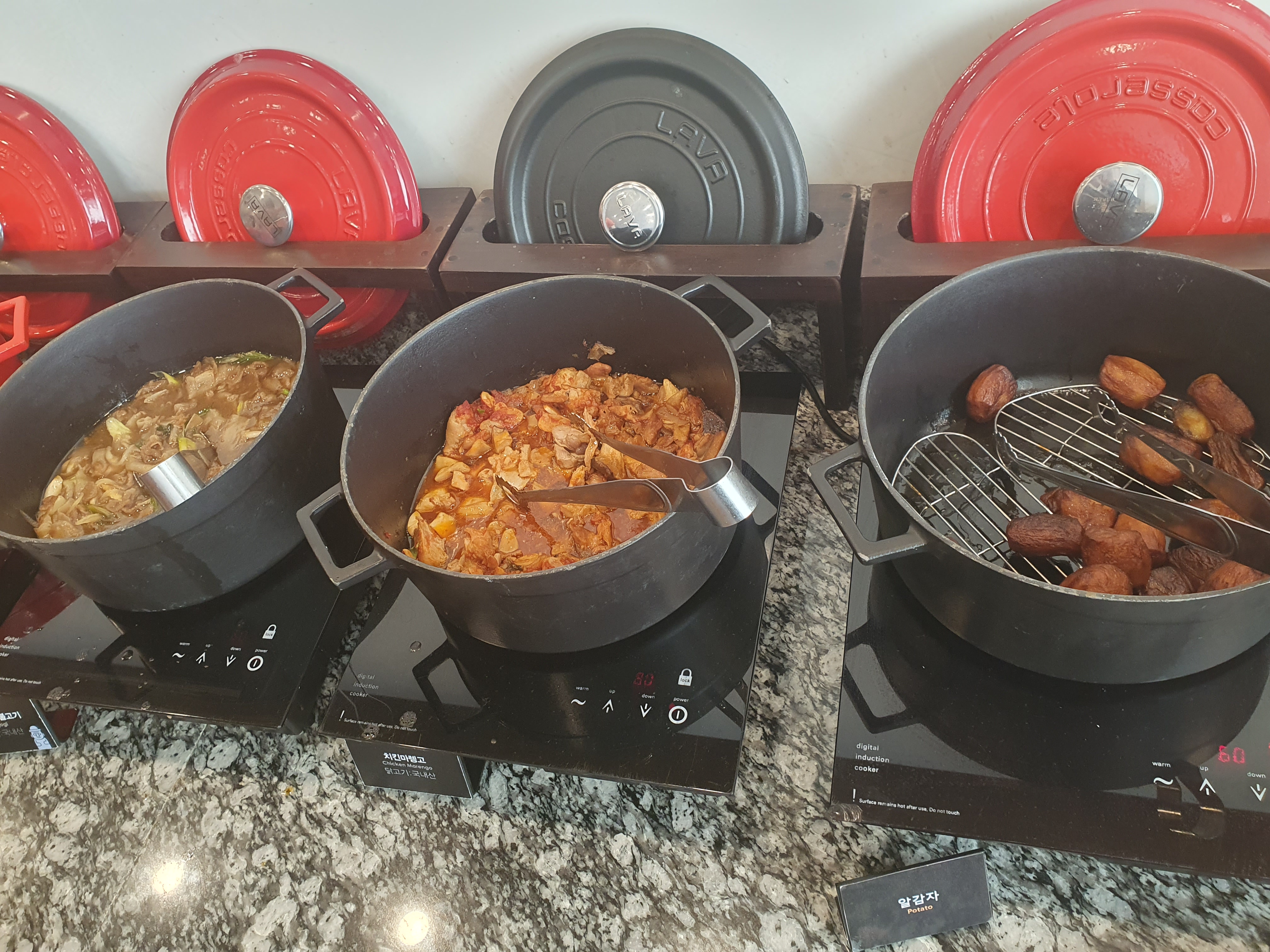 멤버스라운지 음식 불고기와 닭고기