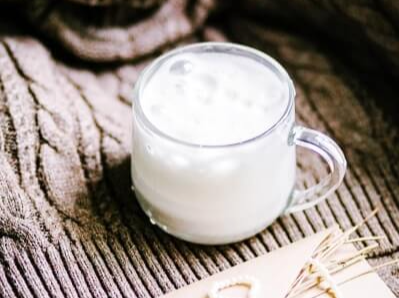 잔에-담겨있는-우유
