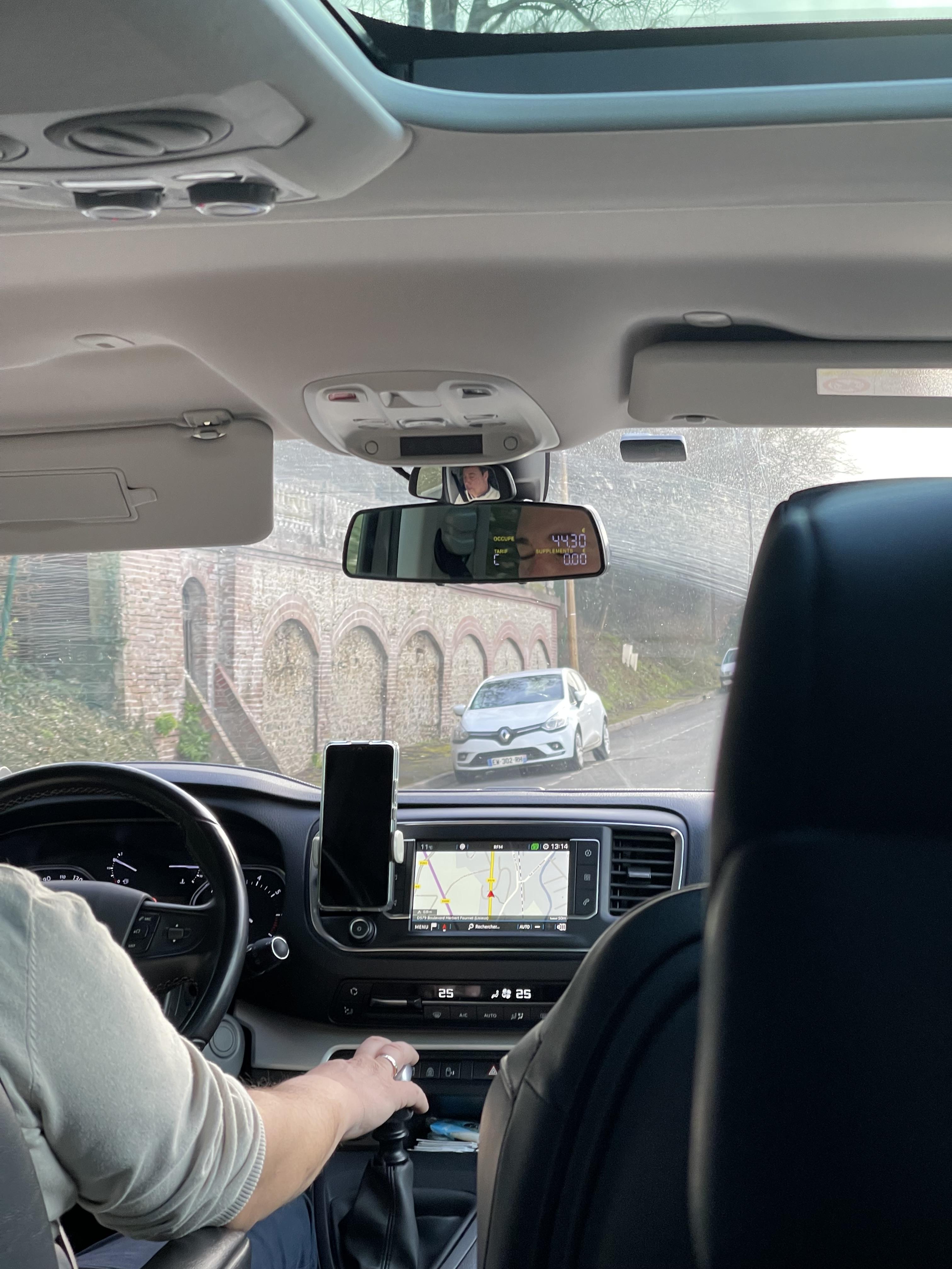 돌아가는 택시 (미터기가 룸미러에 달려 있음)