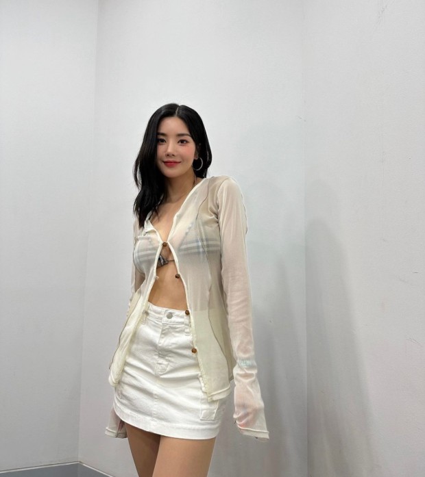 권은비-워터밤-의상