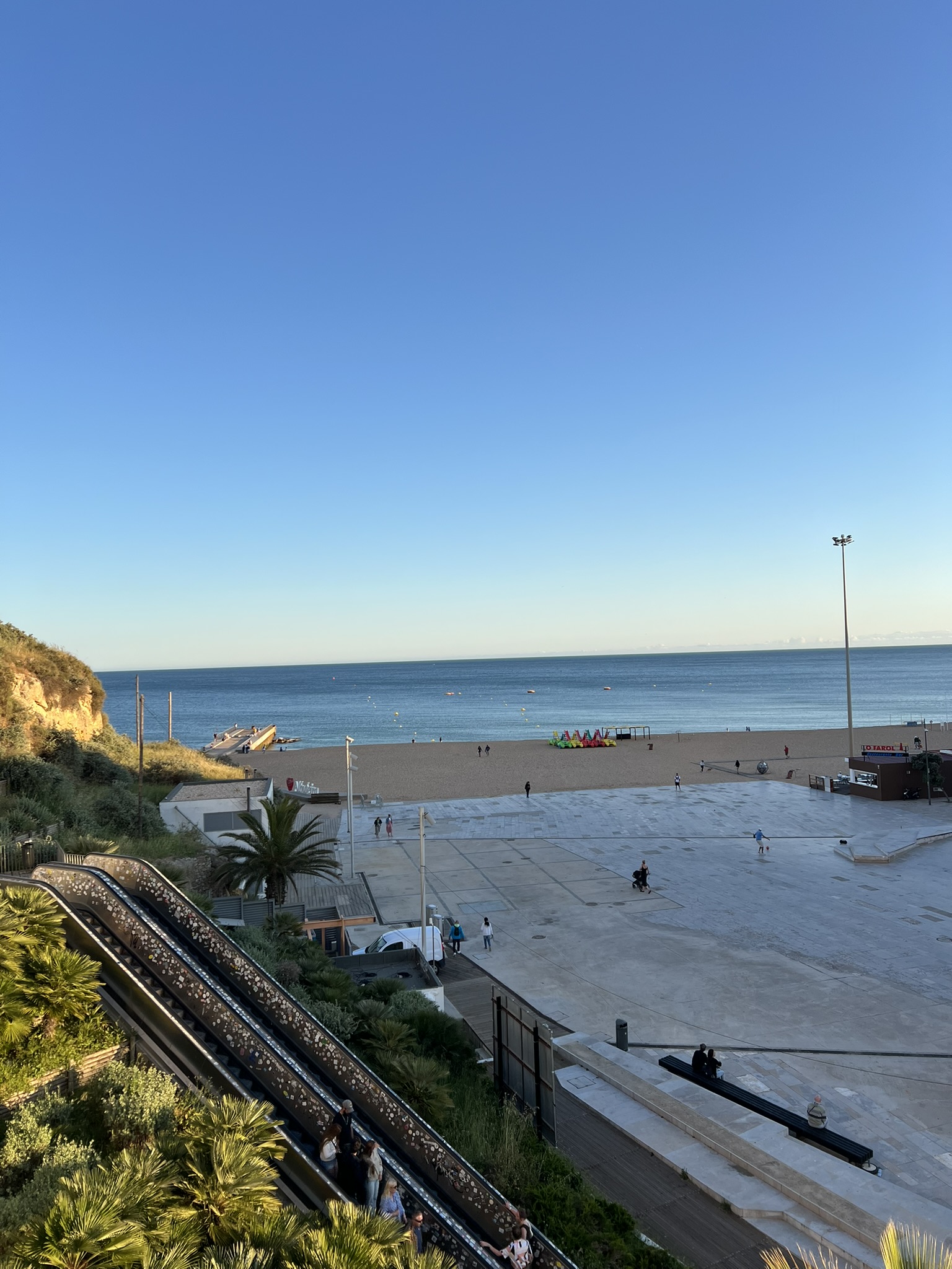 알부페이라 전망대에서 찍은 바다와 에스컬레이터사진