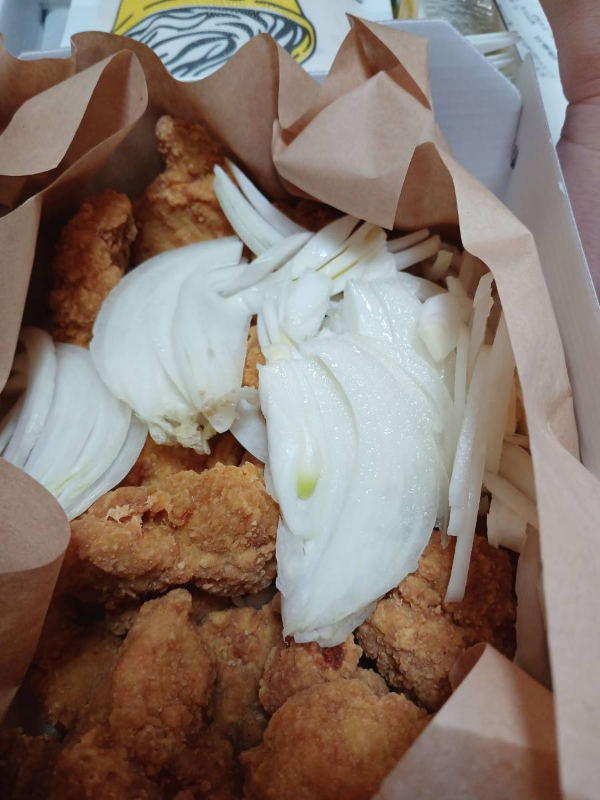 양파 듬뿍 올린 치킨