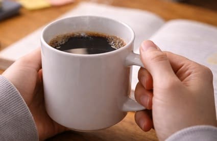 커피 마시기 사진