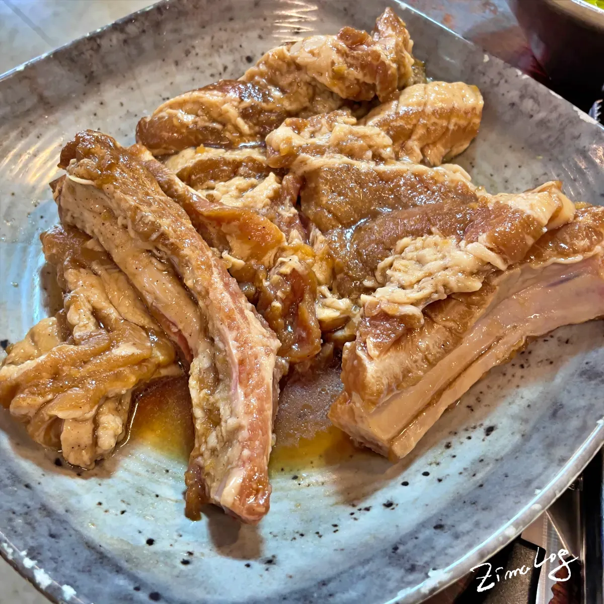 주문한 돼지본갈비가 접시에 담겨 있음