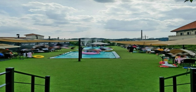 천안 구성동 야외수영장 있는 포레스트 커피 전경