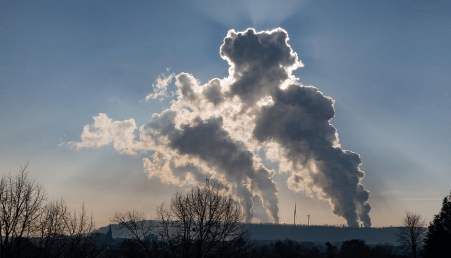 공장에서 뿜어져 나오고 있는 매연