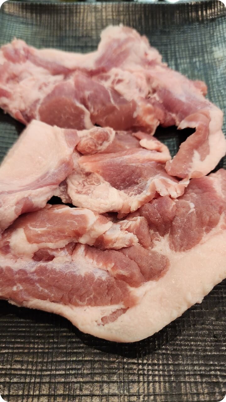 덜미살이고 하는 돼지고기가 있는 한접시