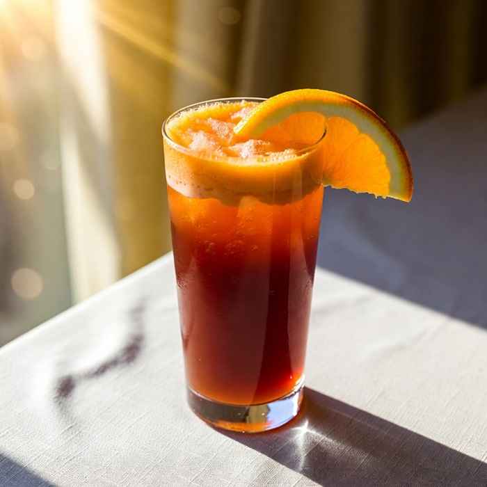선명한 붉은색과 오렌지색의 조화가 돋보이는 가리발디 칵테일 완성 사진