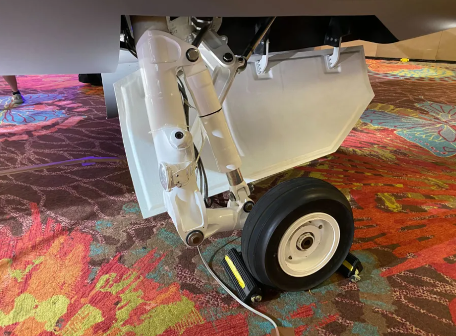 SNC Freedom Mock up의 랜딩기어 모습