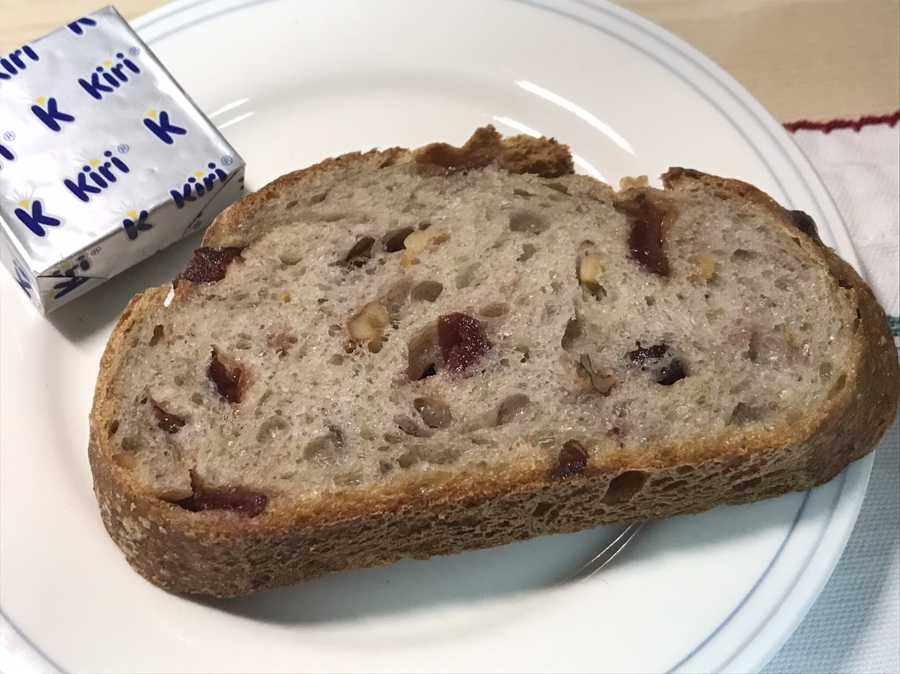 호두 크랜베리 깜빠뉴 단면