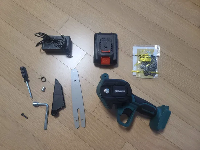 무선 충전식 전기톱 조립방법