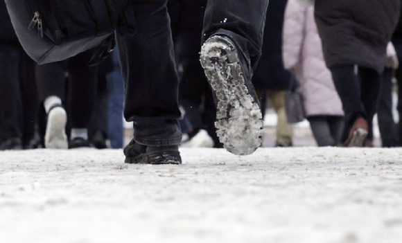 밤새 전국적으로 내린 눈이 도로 곳곳에 쌓인 가운데, 주택가 경사로에서 미끄러지는 자신의 차량을 몸으로 막으려던 30대 남성이 차에 깔려 숨졌다. 사진은 밤사이 내린 눈과 영하권 날씨로 인해 인도가 얼어붙은 지난해 12월 20일 오전 서울 강변역 인근에서 시민들이 출근하고 있는 모습. [사진=뉴시스]