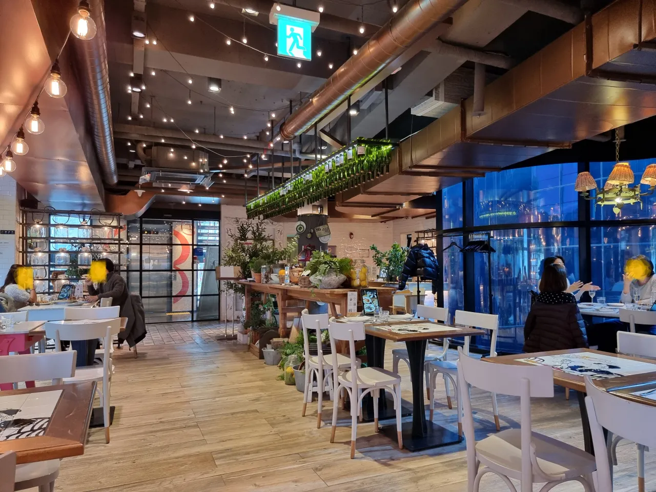 레스토랑-손님들-테이블-앉아서-대화중