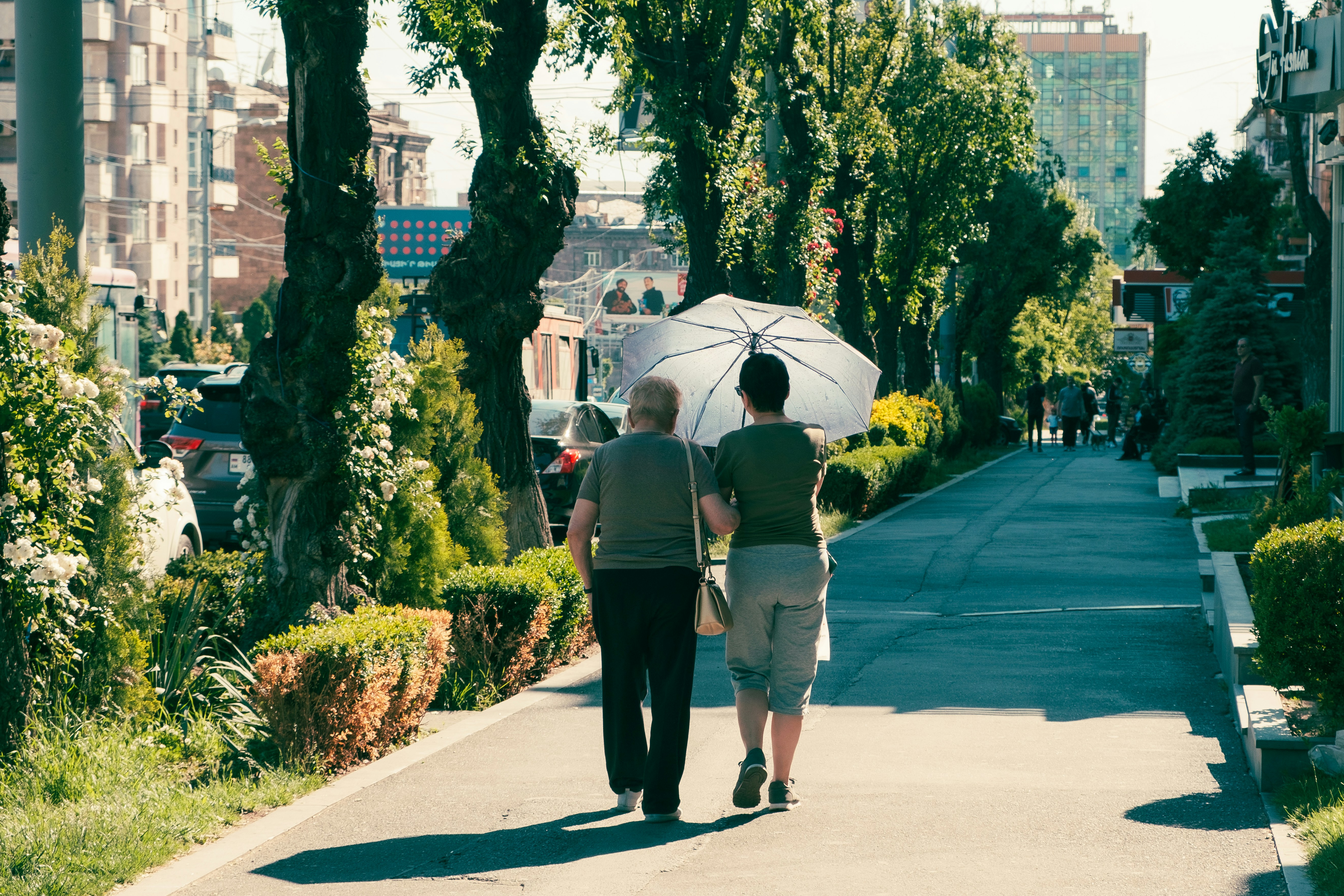 노부모와 함께 걷고 있는 여성 사진