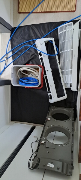 에어컨 부품을 세척중이에요.