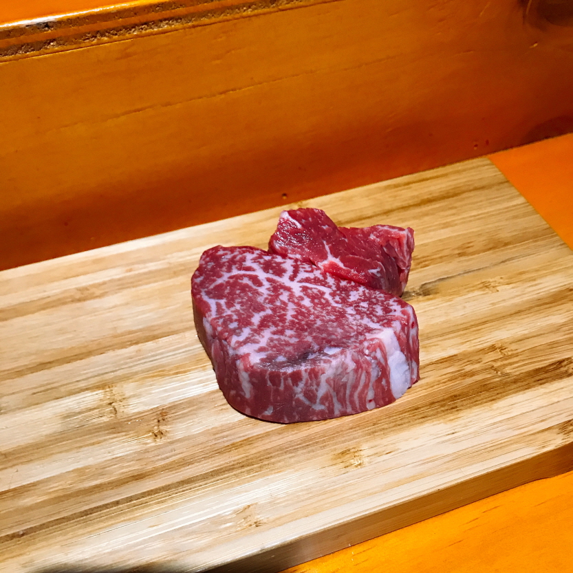 예쁜 마블링을 가진 등심 사진