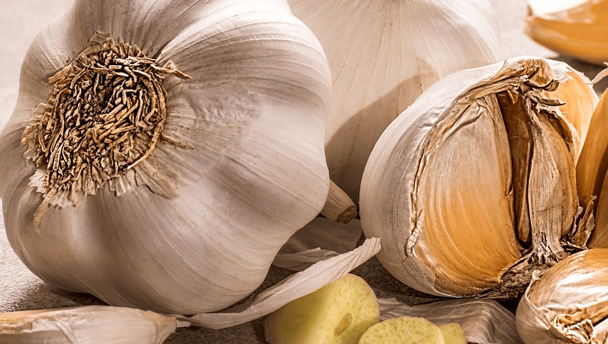 반으로 갈라져 있는 마늘이 놓여 있다