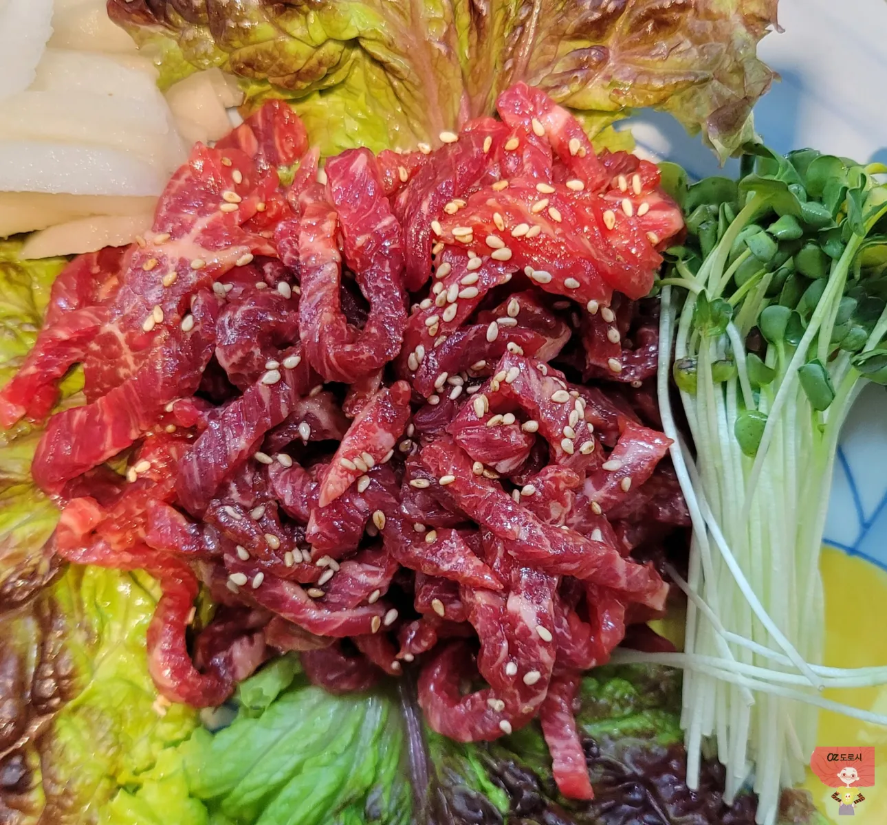 육회와-배-새싹의-조화