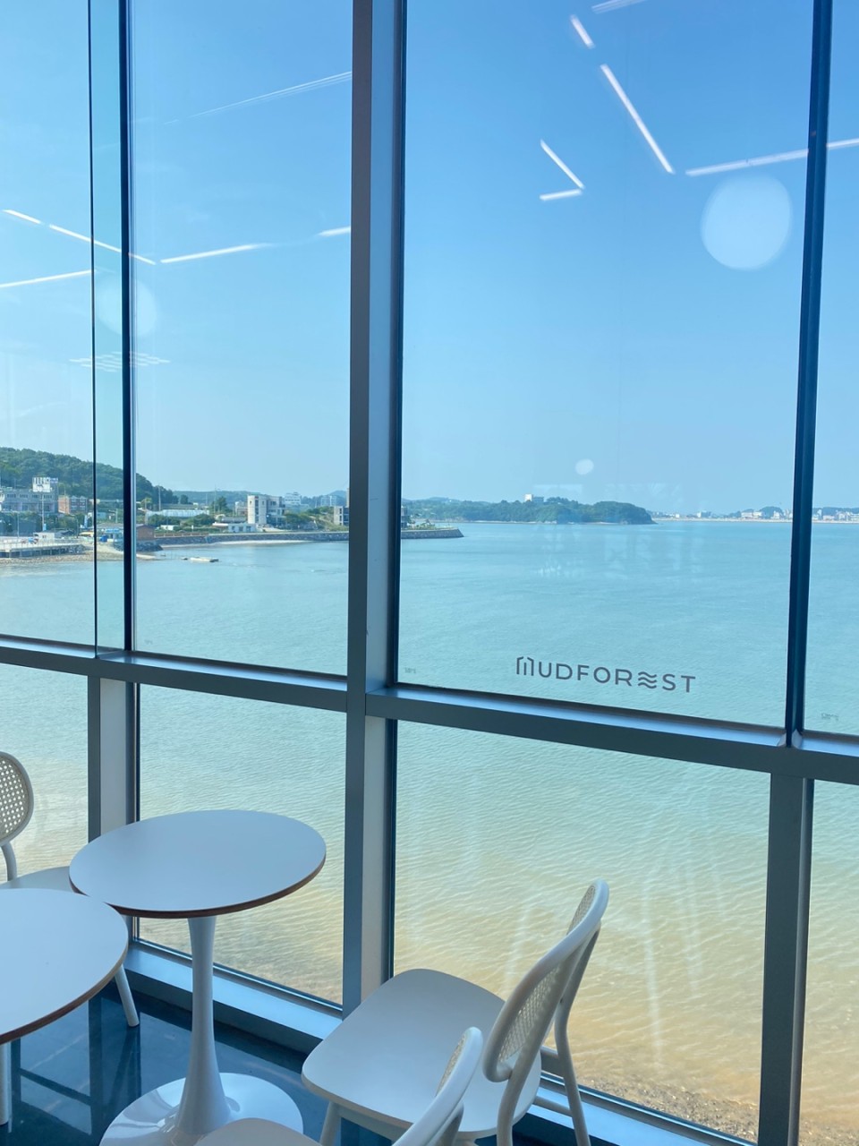 카페에서 바다가 보이는 창문 자리 사진