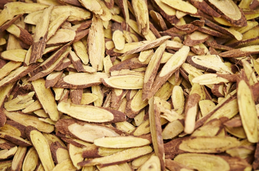 야생에서 채취를 한 감초를 편으로 썰어 놓은 것을 바닥에 수북하게 놓아두고 찍은 사진