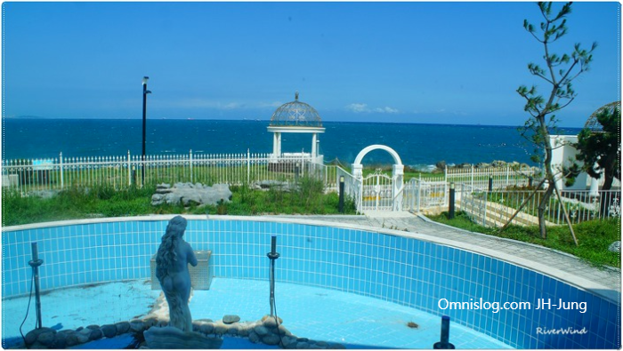 저택의 창밖으로 내다보는 풍광