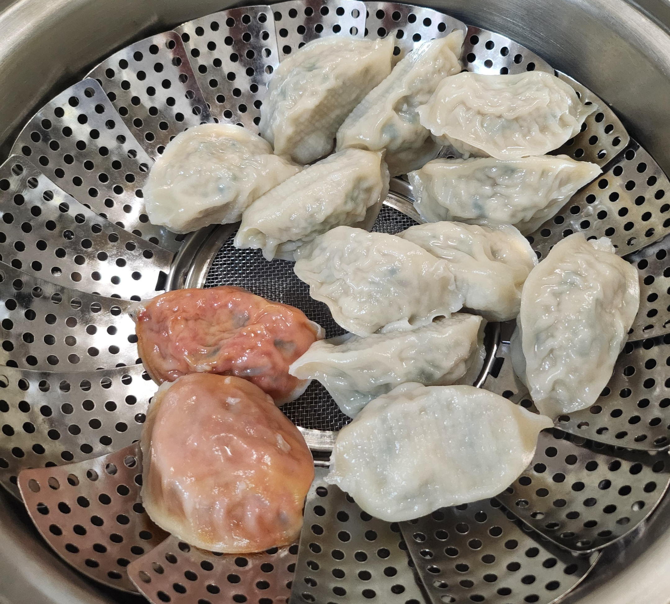 우아한-만두-찜기에-넣은-모습