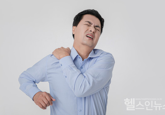 어깨 통증 원인