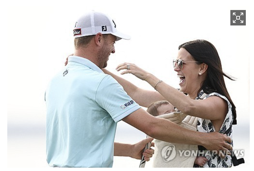 우승을 확정짓과 아내&amp;#44;딸과 함께 기뻐하는 &amp;#39;저스틴토머스&amp;#39;(사진출처.연합뉴스)