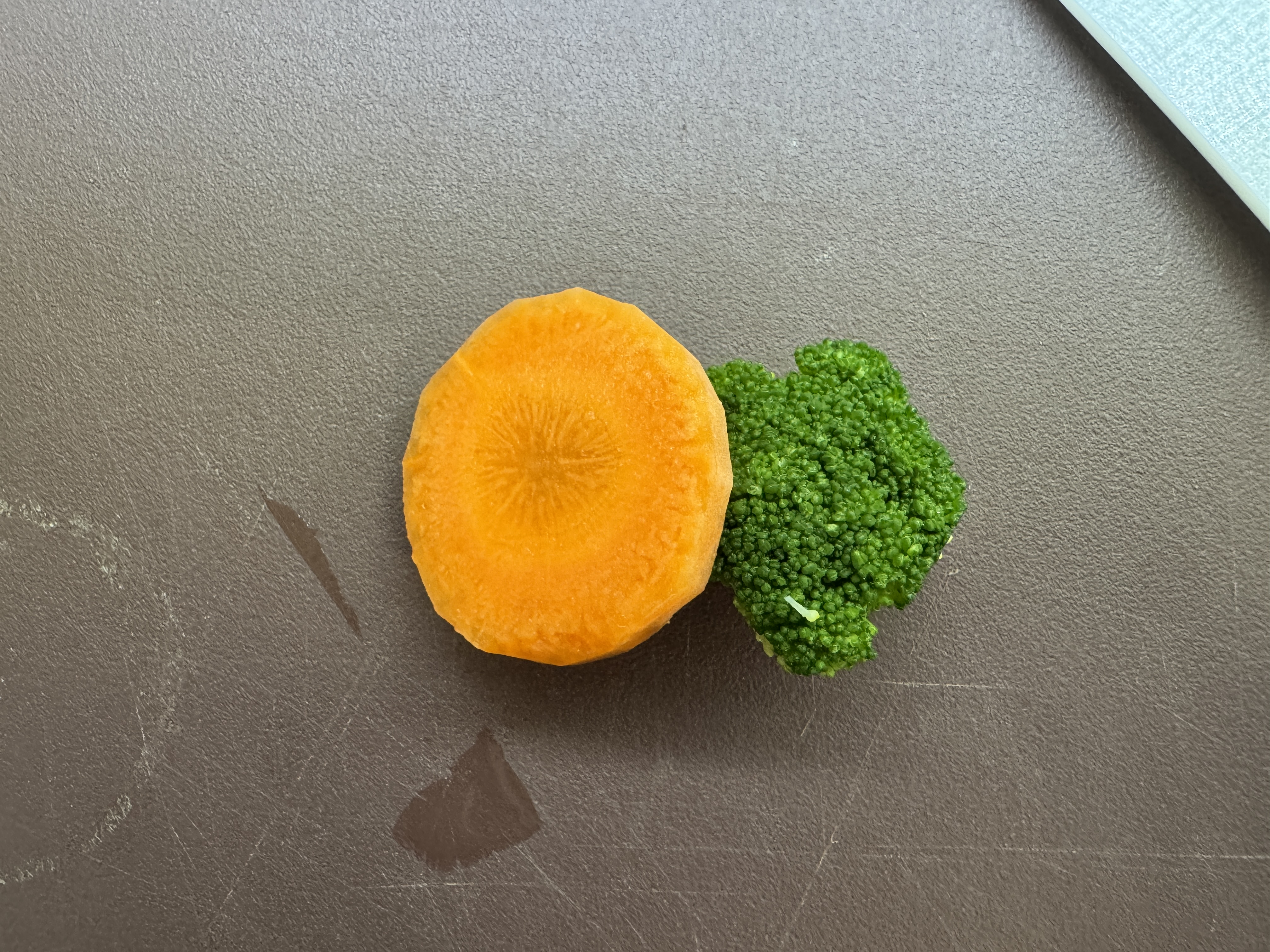 당근&amp;#44; 브로콜리가 도마 위에 올려진 사진