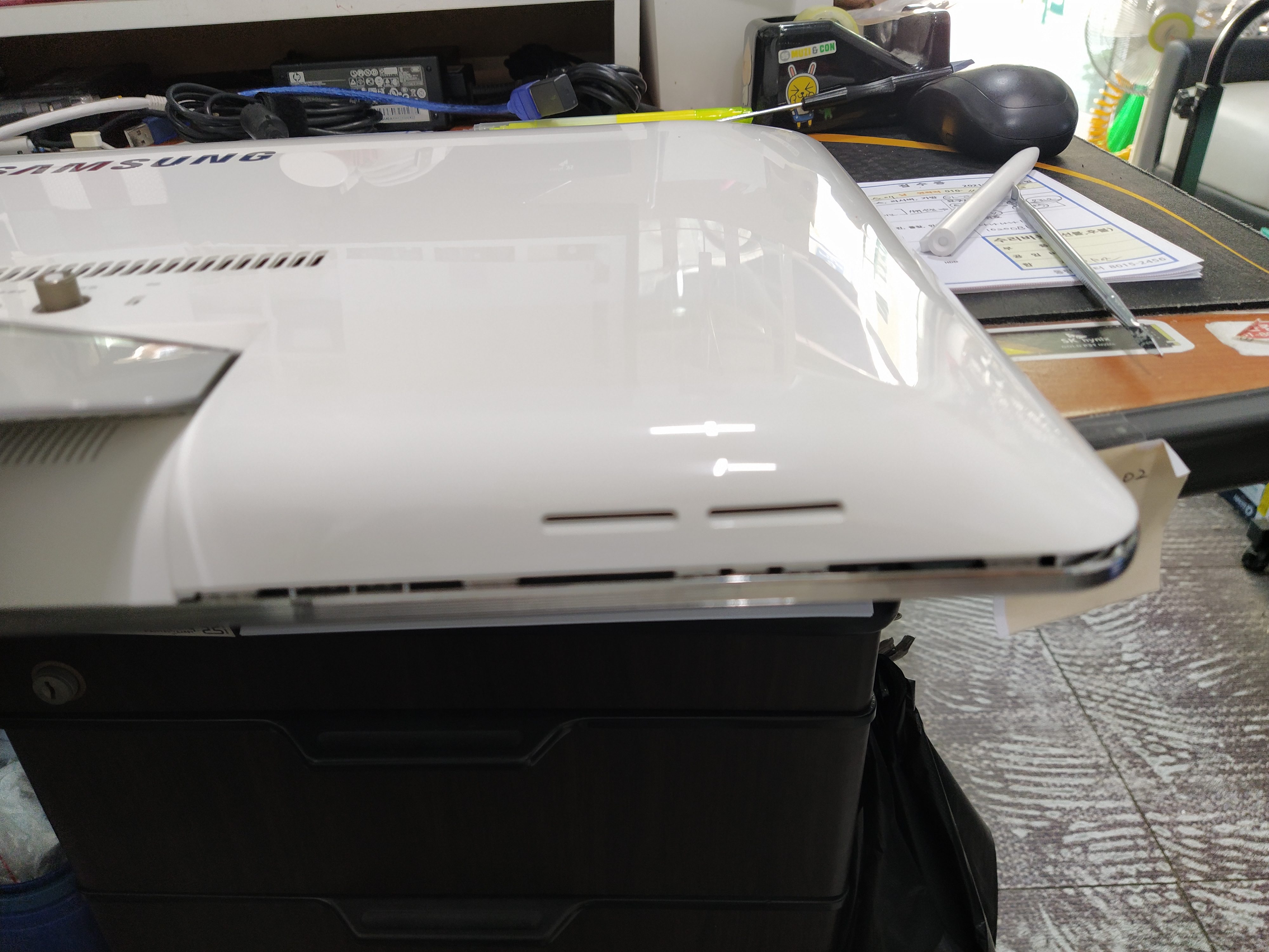 삼성일체형 컴퓨터 뒷판을 분해했습니다. 우측의 뒷판 모습을 확인하고 분해하면 도움이 됩니다.&nbsp;