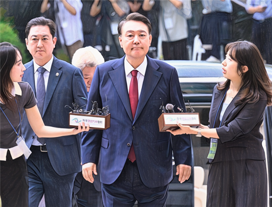 윤석열은 2025년 7월 9일 오후, 서울중앙지방법원에서 열린 구속영장 실질심사에 피의자 신분으로 출석했습니다. 침묵 속에 법정으로 들어선 그는 취재진 질문에 일절 답하지 않고 곧바로 심사에 임했습니다.