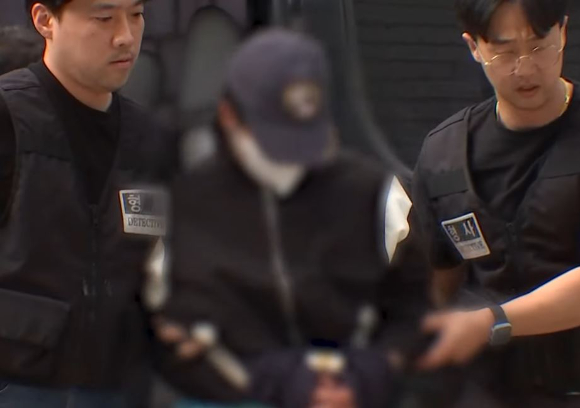 여자친구를 살해한 혐의를 받은 20대 의대생이 8일 오후 2시 38분쯤 구속 전 피의자심문(영장실질심사)을 받기 위해 서울중앙지방법원으로 들어가고 있다. [사진=MBC 보도화면 캡처]