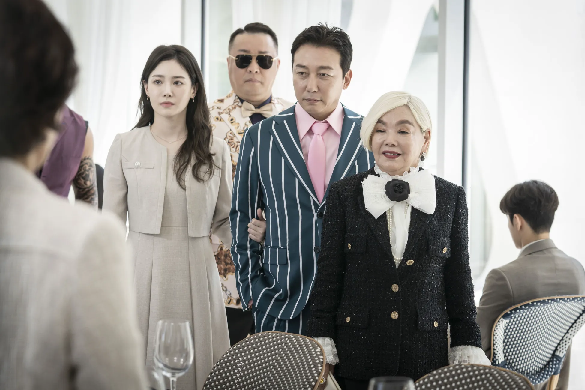 상견례 장소에 온 백호파 가족