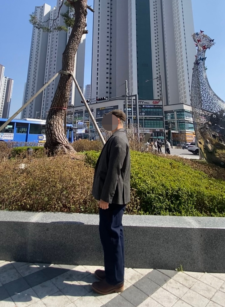 데일리룩('26. 4. 5.)와일드브릭스 헤링본 헌팅캡, 빈티지 헤링본 블레이저 재킷, 무신사스탠다드 슬리브 티셔츠, 무신사스탠다드 생지 데님 팬츠, 레드윙 페코스 1155 부츠