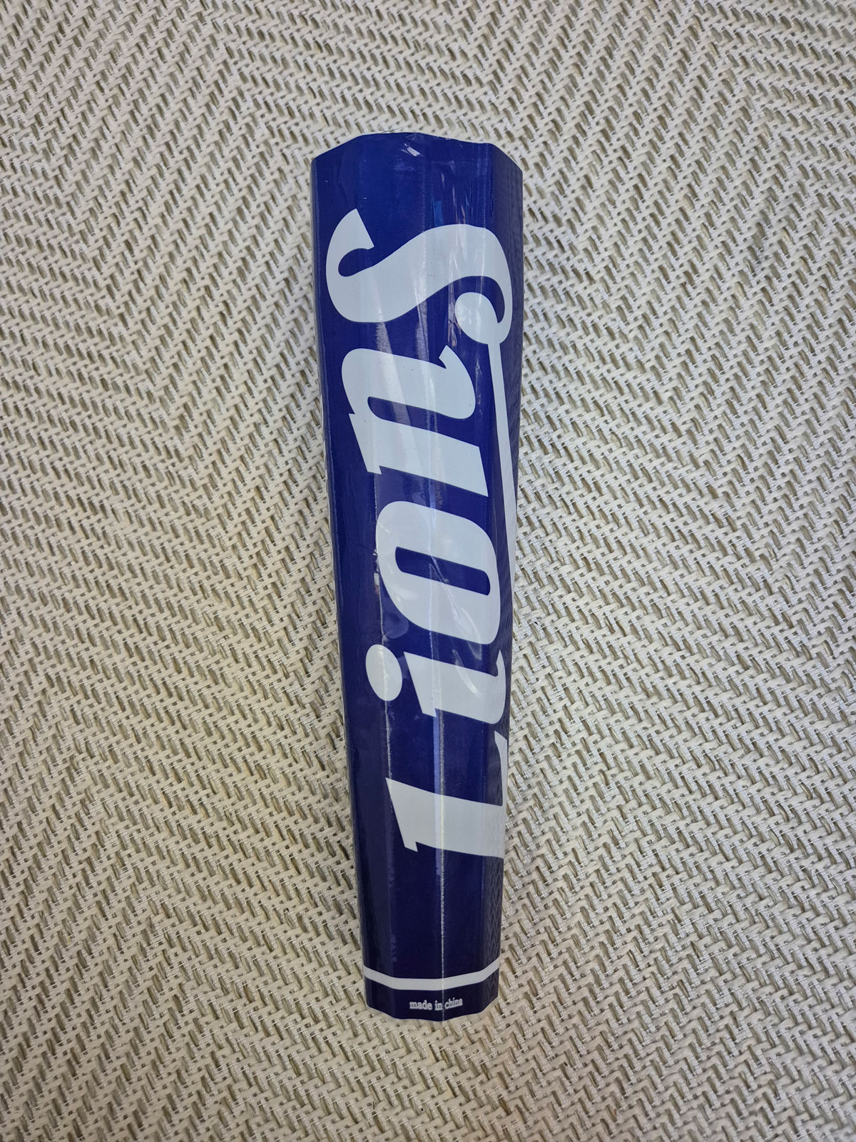 찢어진 부분을 말끔히 잘라낸 팔각봉 겉 필름