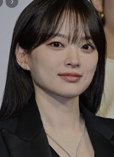 파격적인 노출연기로 데뷔한 현재 최고의 스타