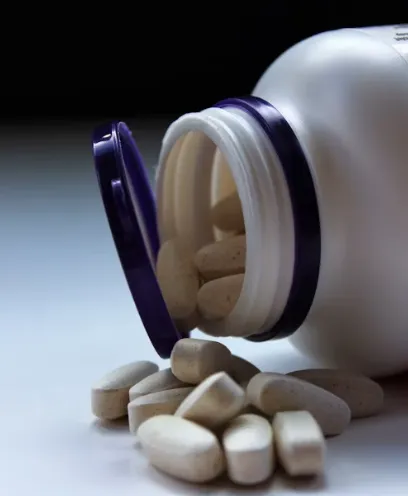 병 속에 있던 비타민이 쏟아짐