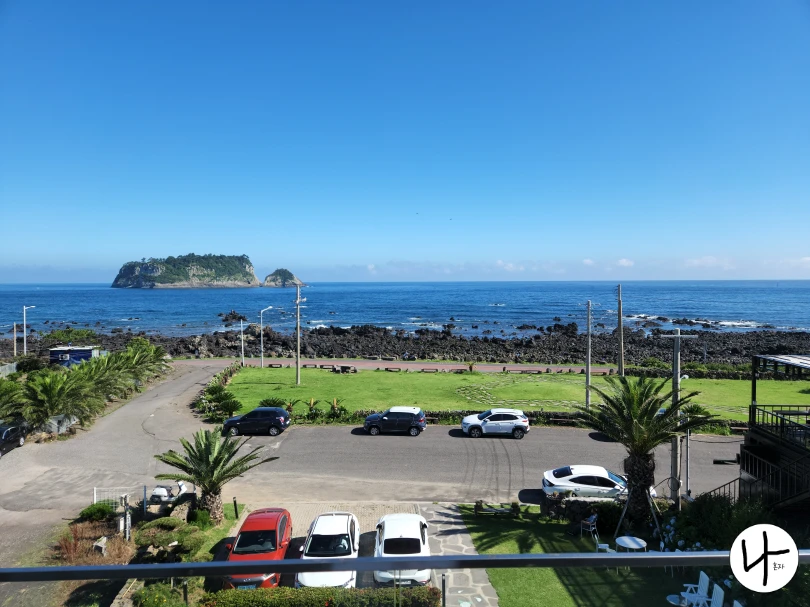 멀리-넓게-보이는-바다뷰