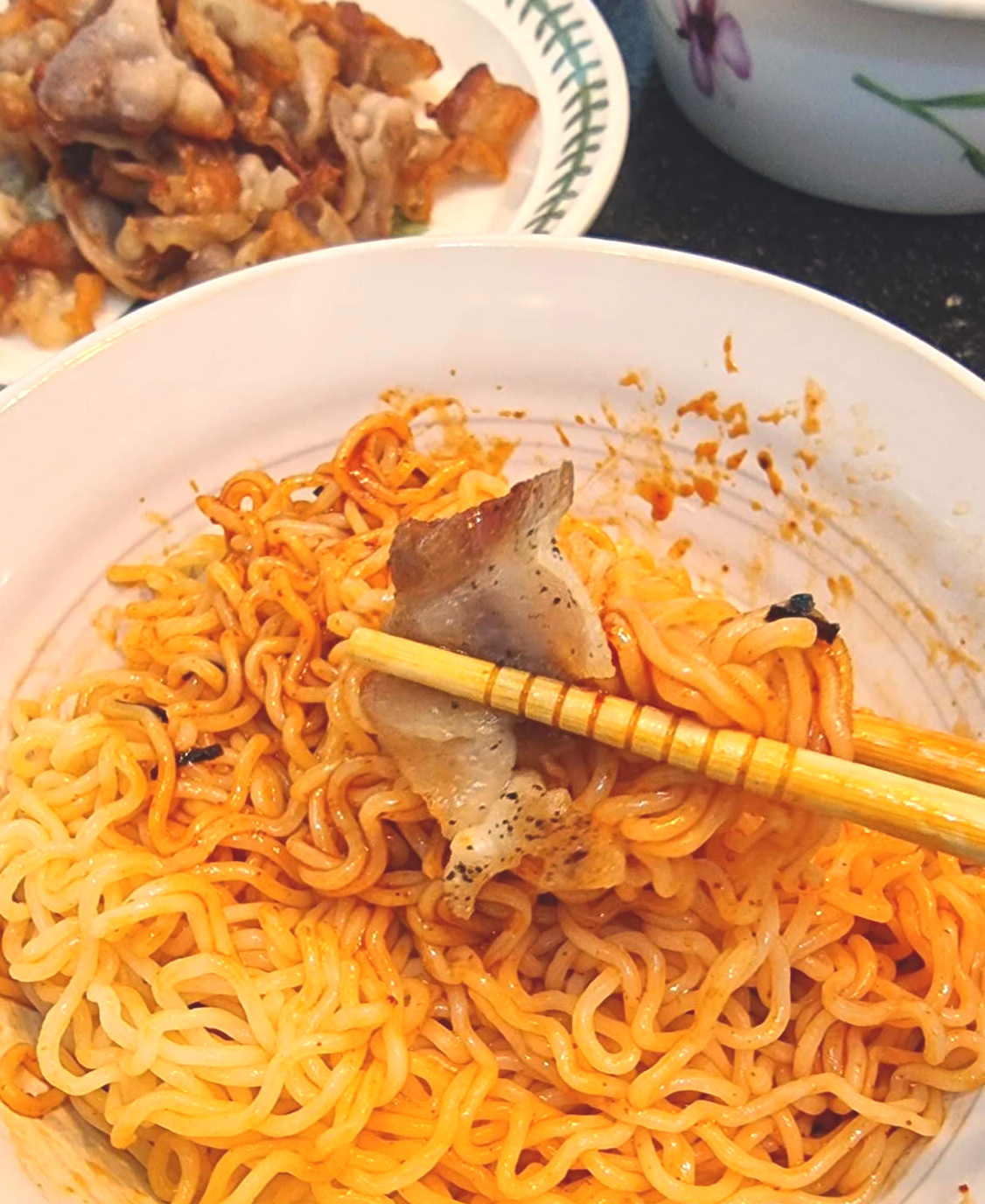 삼겹살과 비빔면 한젓가락