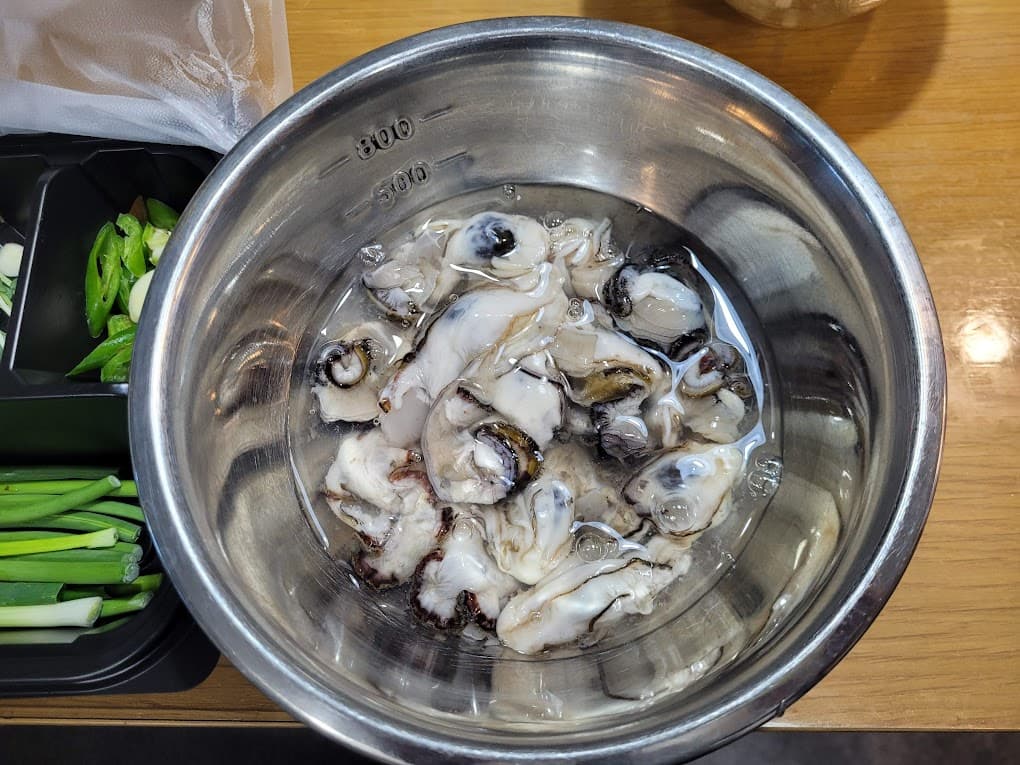 굴 라면에 사용한 재료와 해초, 봄동