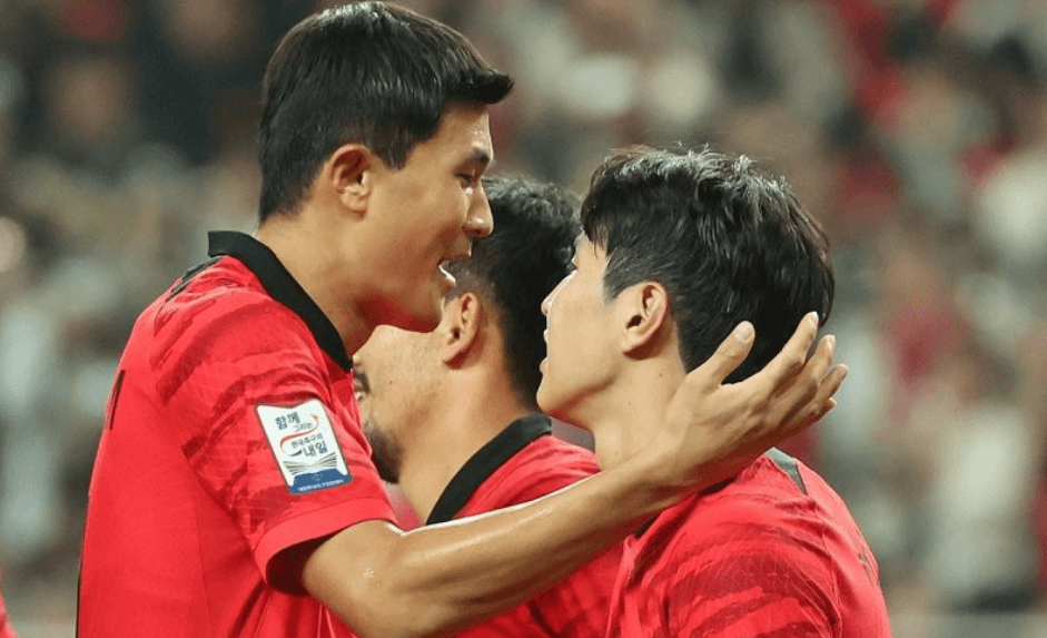 이강인을 축하하는 김민재