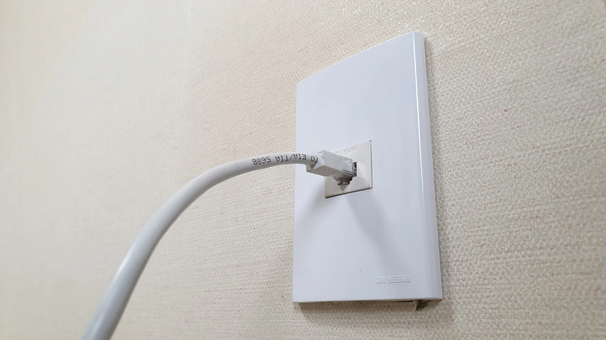 인터넷 잭 끼운 모습