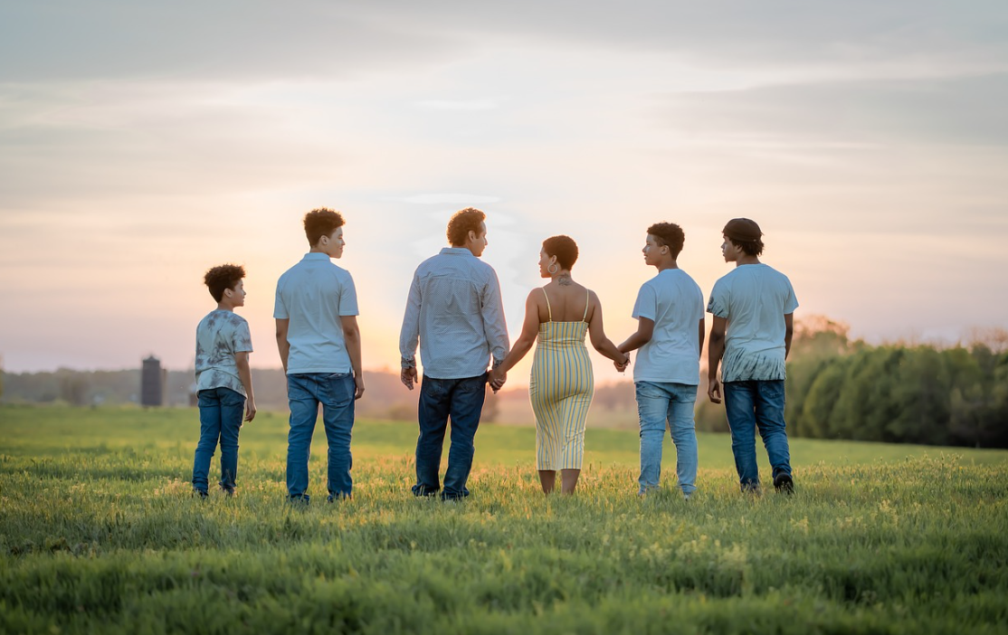 잔디들판위에서 가족들이 서있는모습