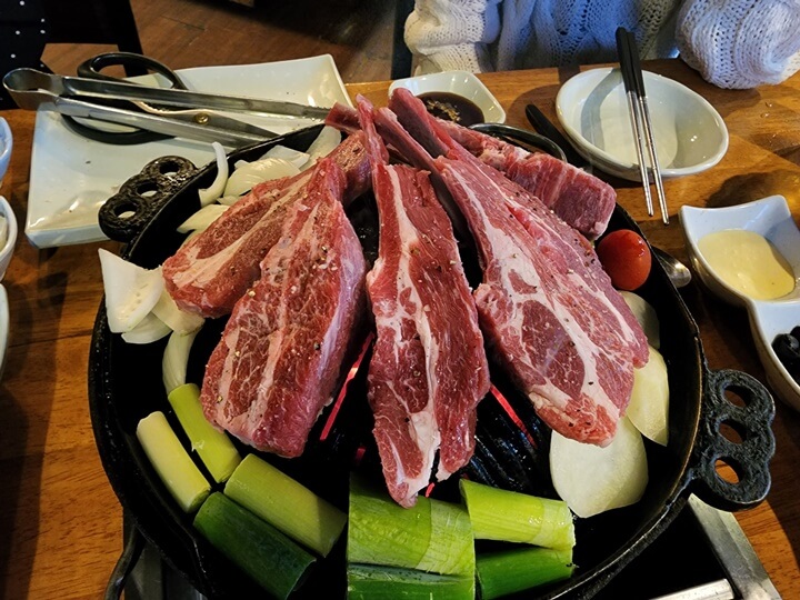 양갈비와 야채가 올려져 있는 징기스칸 불판