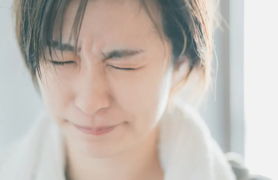 눈을 찡그리는 여성