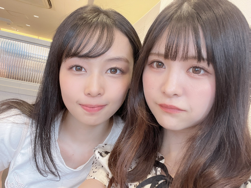 토키타 아미(Ami Tokita)와 이쁜애 옆의 이쁜애