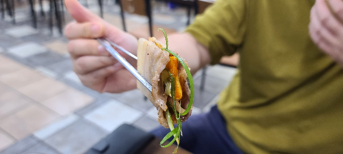 황금대패삼겹살 가격표 저렴한고기 정직한식당 대패삼겹살 먹음직스러운 대패삼겹살 한쌈 냉삼 냉동삼겹살 불판세척 냉동삼겹살굽기시작 김치볶음 고기쌈