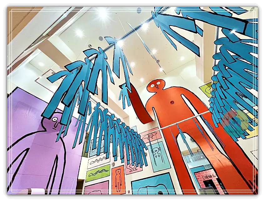 장줄리앙_전시장-천장-종이사람-파란색-사람-빨간색-사람