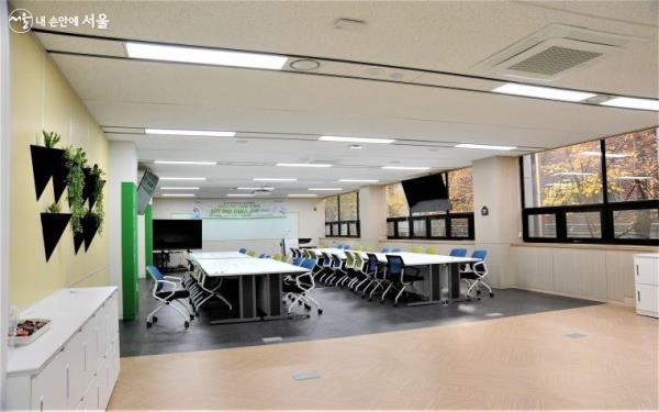 시설과 인테리어가 잘 어울리는 '클래스(강의실)'의 모습 