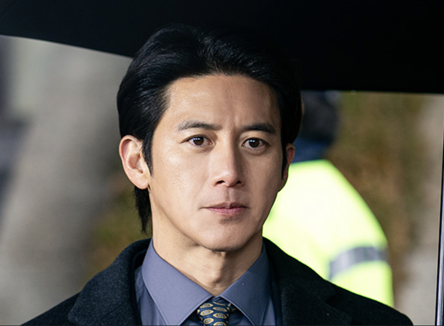 전면을 응시하는 이한신